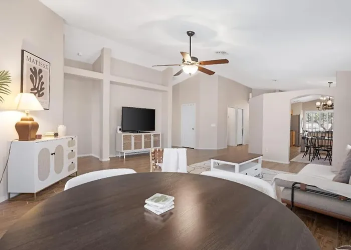 North Glendale Pool Retreat