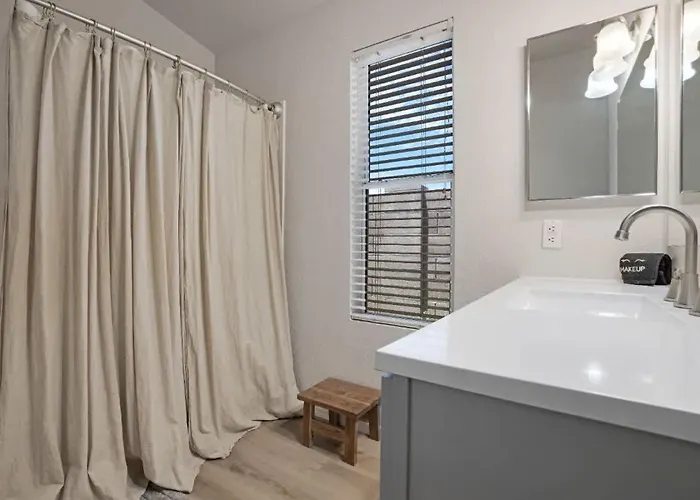 North Glendale Pool Retreat *
